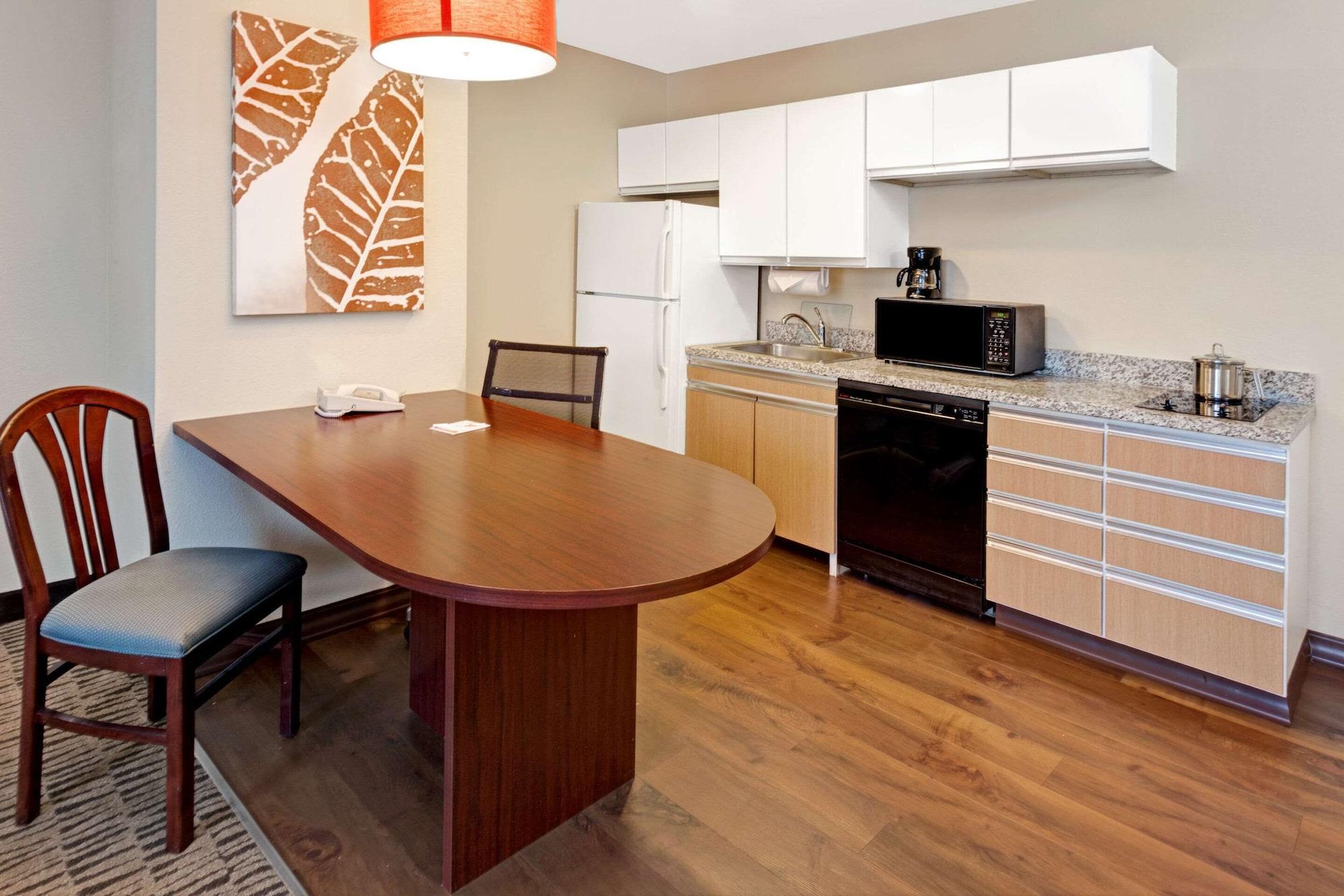 Mainstay Suites Detroit オーバーン・ヒルズ エクステリア 写真