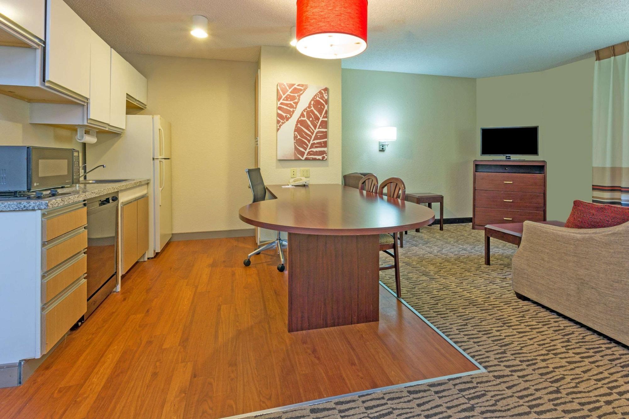 Mainstay Suites Detroit オーバーン・ヒルズ エクステリア 写真